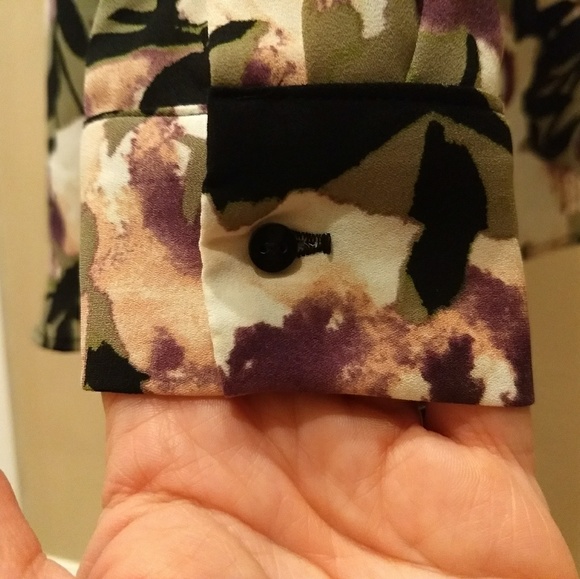 Vera Wang v neck blouse - Picture 4 of 8